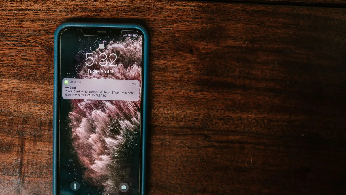 Gövde görseli: Telefon ekranında OTP bildiriminin 24 saat sonra otomatik temizlendiğini gösteren basit bir kullanıcı arayüzü görüntüsü