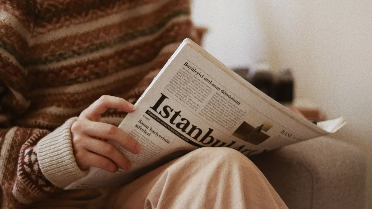 Gövde görseli: sosyal medya simgeleriyle dolu bir ekranın üzerinde uyarı ikonu