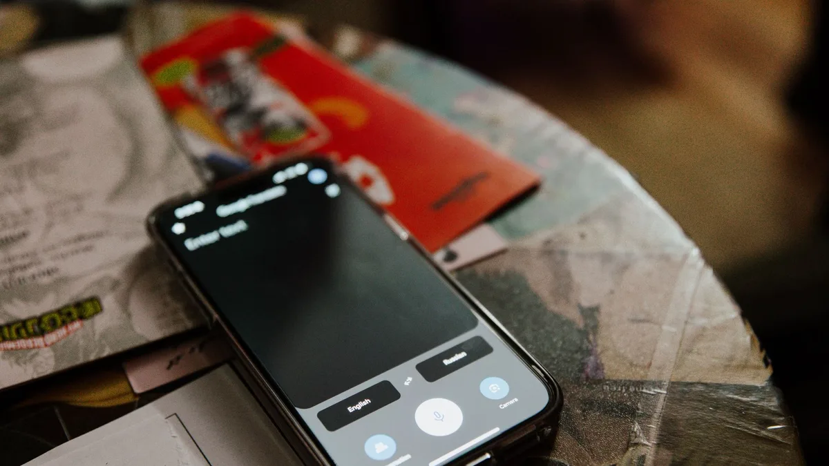 Birinci gövde görseli: Uygulama ikonlarının sadeleşmiş olduğu telefon arayüzü