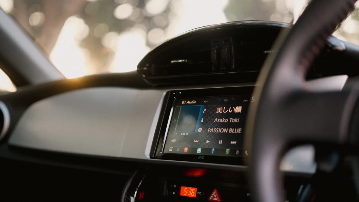 Motorola ve Samsung katlanabilirlerinde Android Auto arama sorunu araştırılıyor