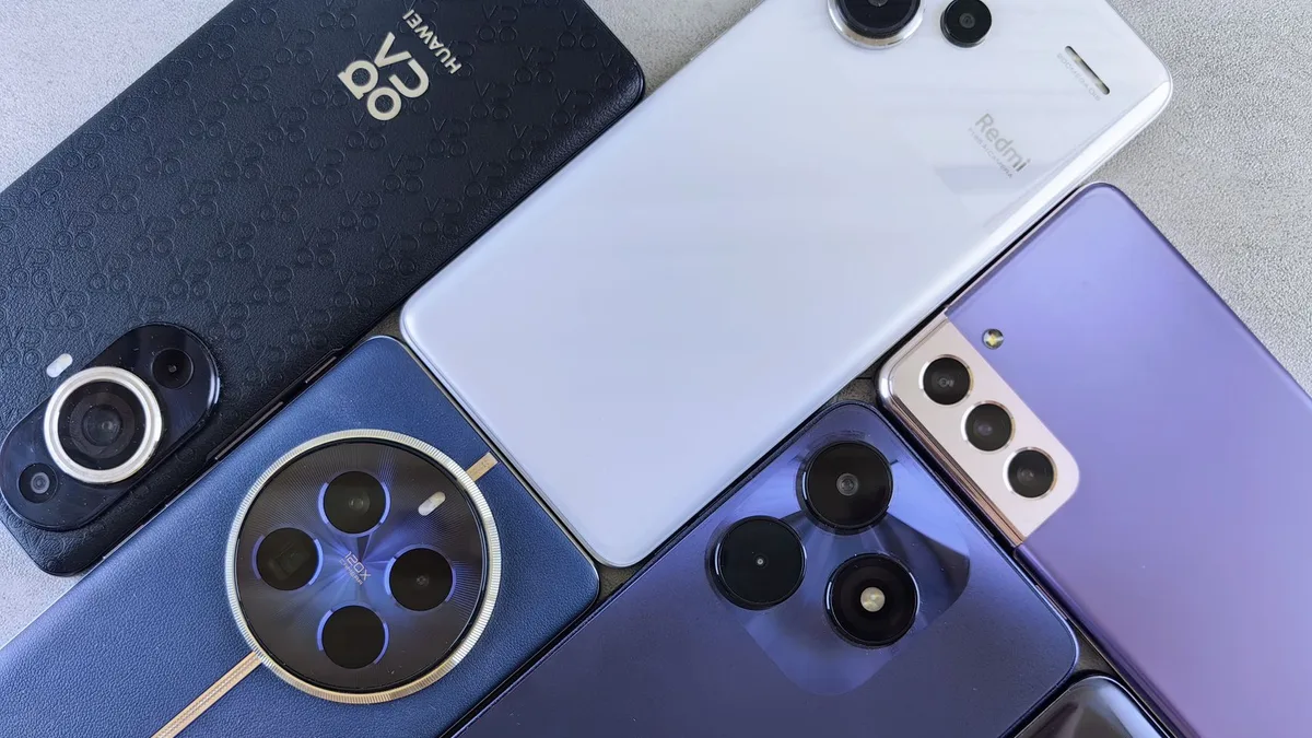 Gövde görseli: Farklı Motorola modellerinin yan yana gösterildiği bir yakın çekim