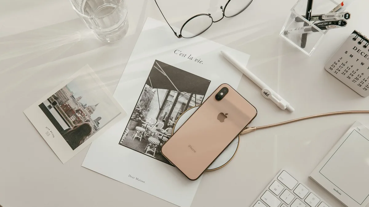 gövde görseli: telefon, kulaklık ve saat için ayrı konumlandırma alanlarını gösteren masaüstü düzeni