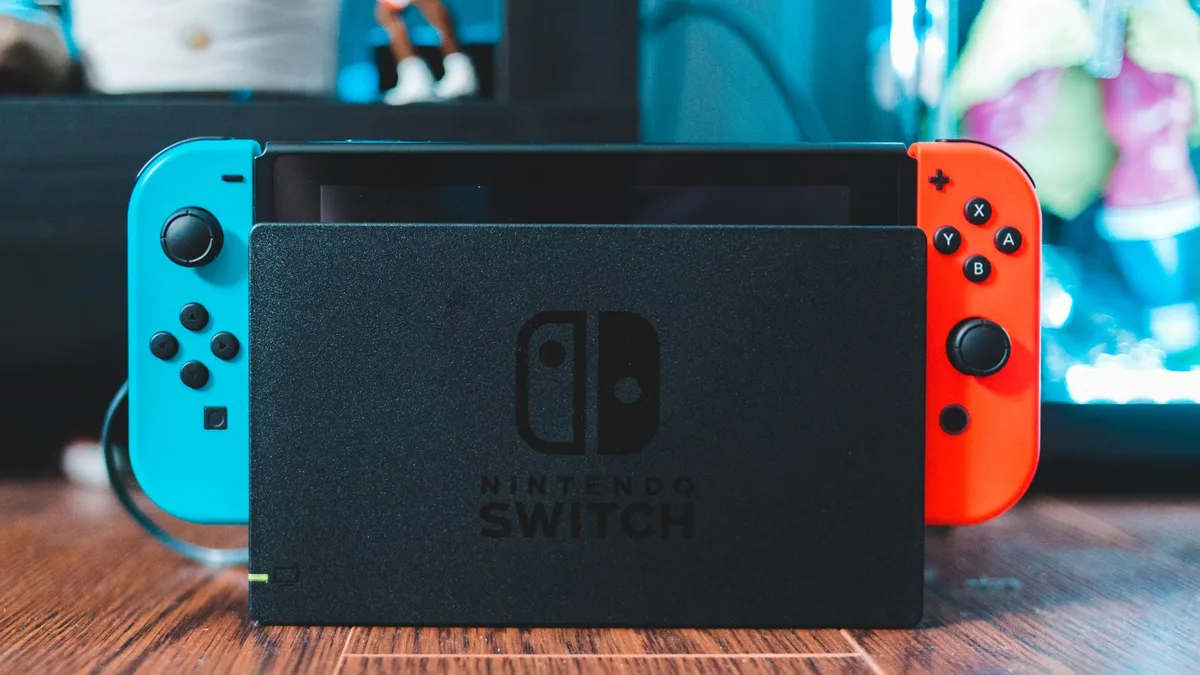Gövsel2 görseli: Bir oyun kartı ve Switch 2’nin yan yana tasarımı