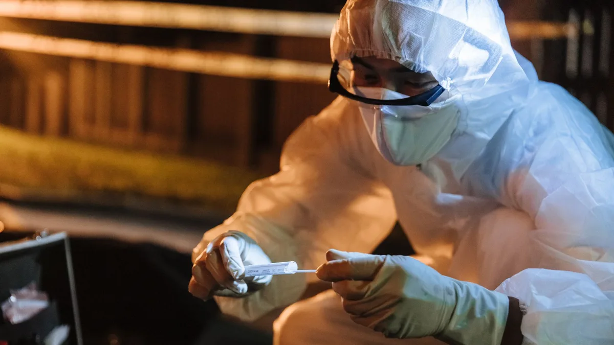 Gövde görseli: MacBook üzerinde forensik analiz araçları açıkken ekrana bakış