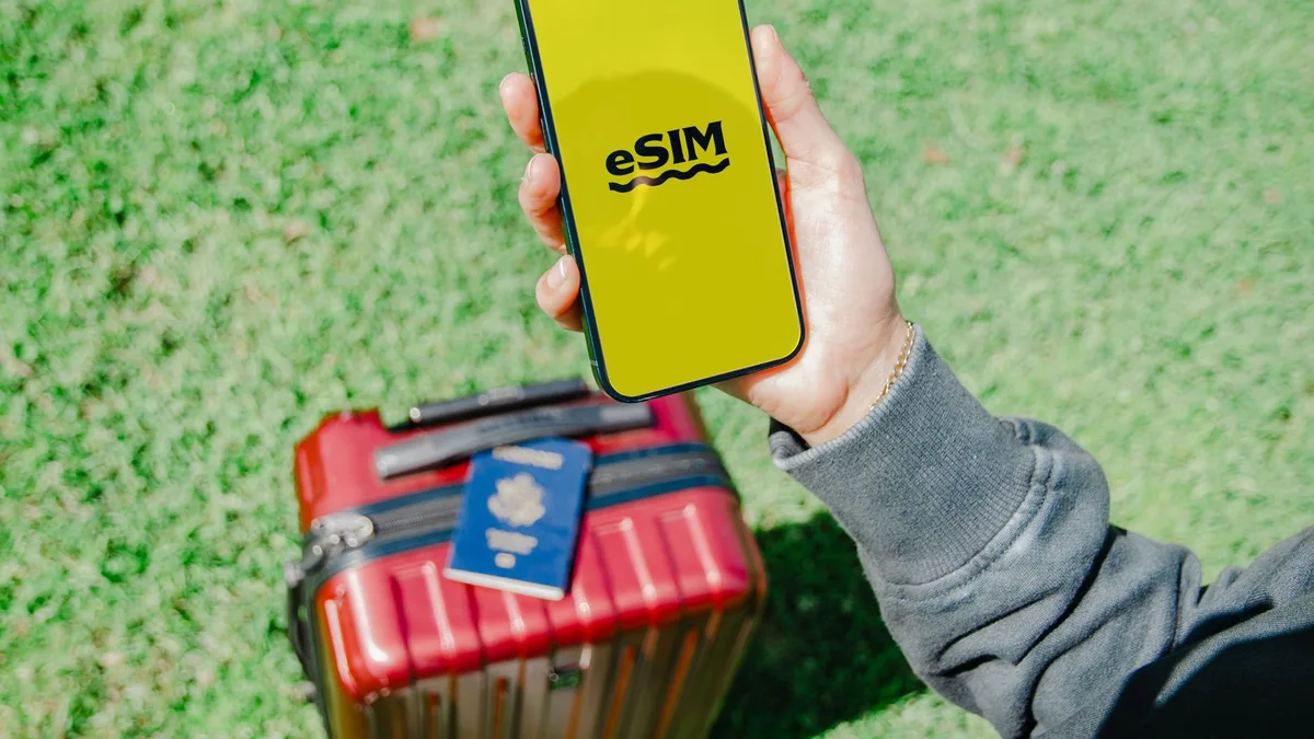 Birinci gövde görselinde yurt dışı gezi esnasında otel odasında telefon ile veri kullanımını gösteren sahne