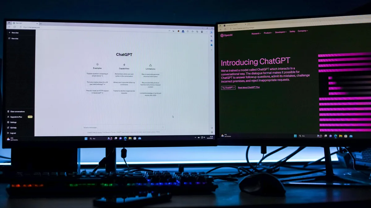 Monitörde Pixel telefonla etkileşime giren kullanıcı