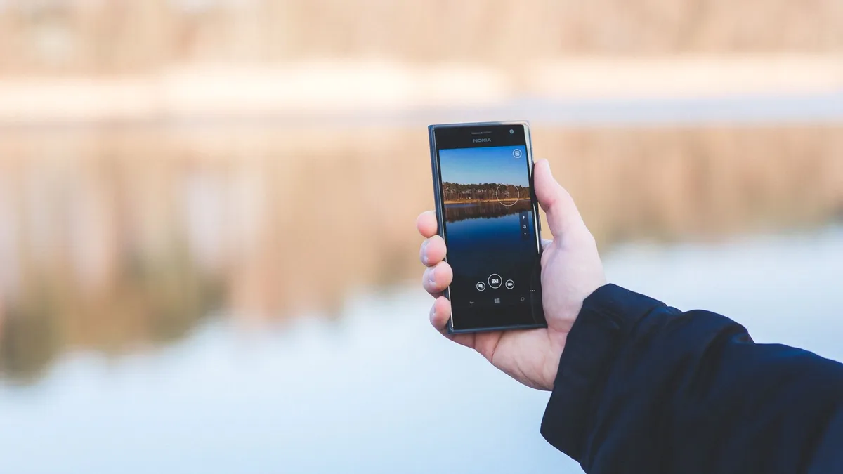Gövde görselinde elinde Pixel bulunan kullanıcı ve ısınma göstergesinin ekrana yansıması