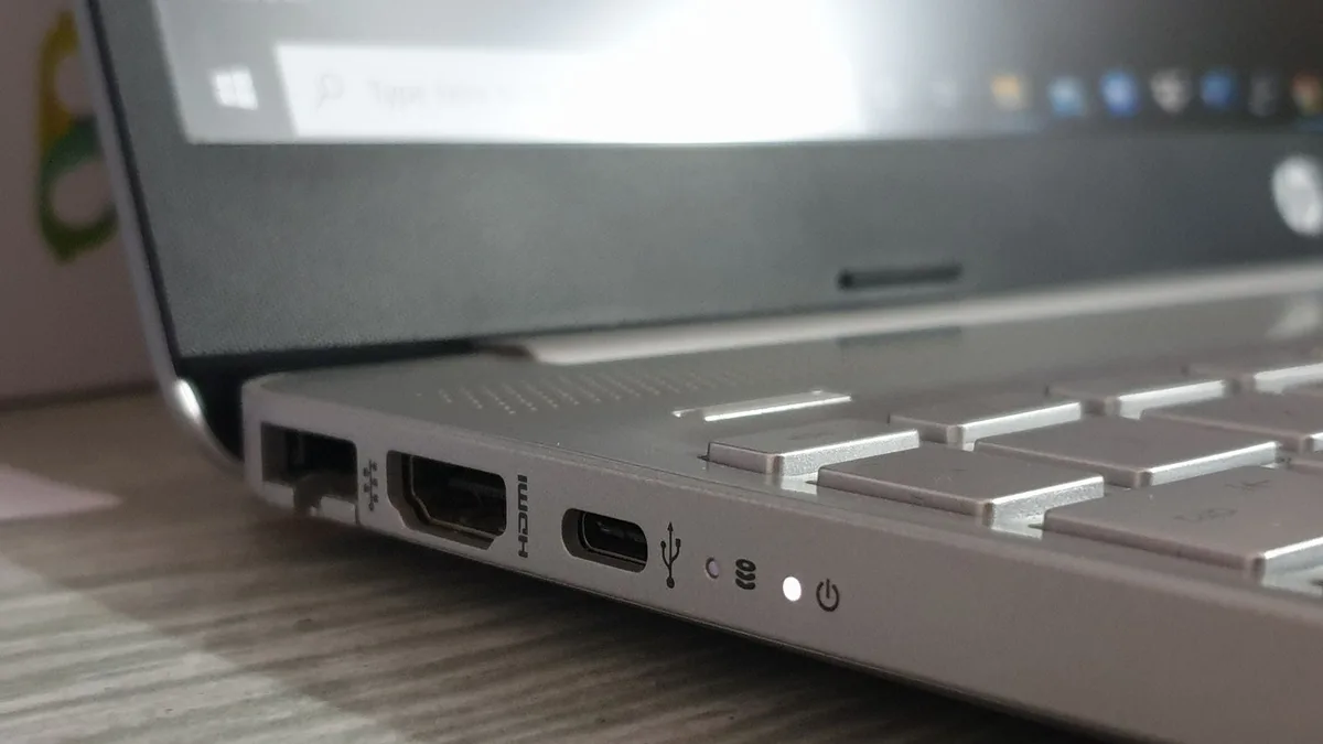 Güç bankasının üzerinde USB-C bağlantı noktası ve güç göstergeleri açık görünüyor