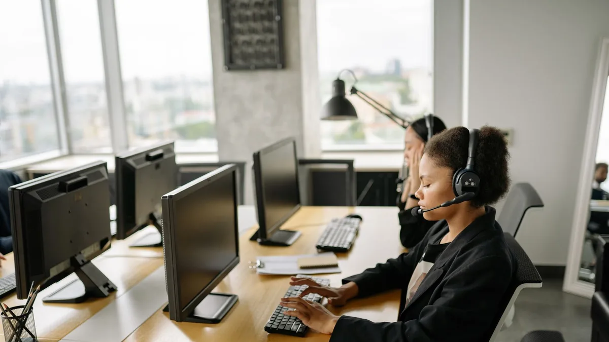 Güçlü bir kurumsal ofis ortamında ekiplerin çalıştığı bir masaüstü sahnesi görseli