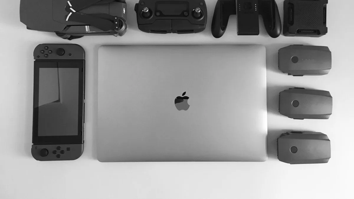 Yan yüzünden çekilmiş bir görüntü: D-pad ve tetiklerin konumları belirgin