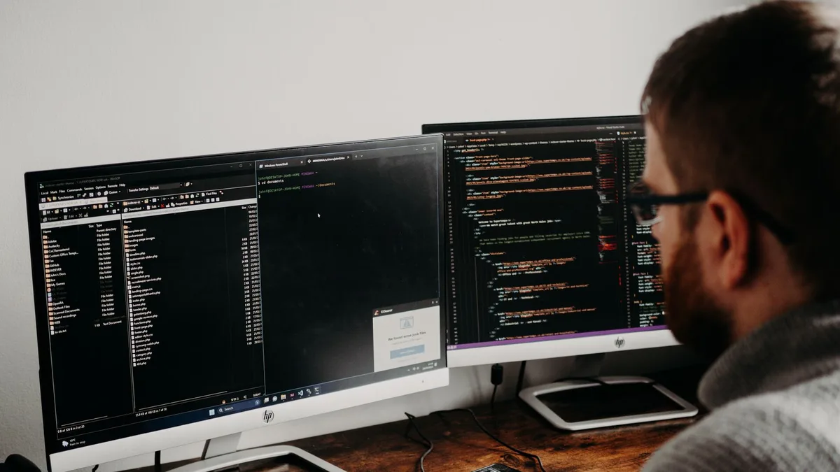 Ev/ofis ortamında bir kullanıcı bilgisayarıyla bulut PC erişimini gösteren görsel