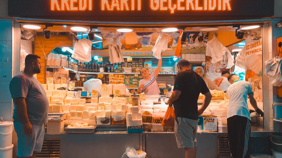 İkinci gövde görseli: Tuş takımı ve yan bağlantılar netlik kazanıyor.