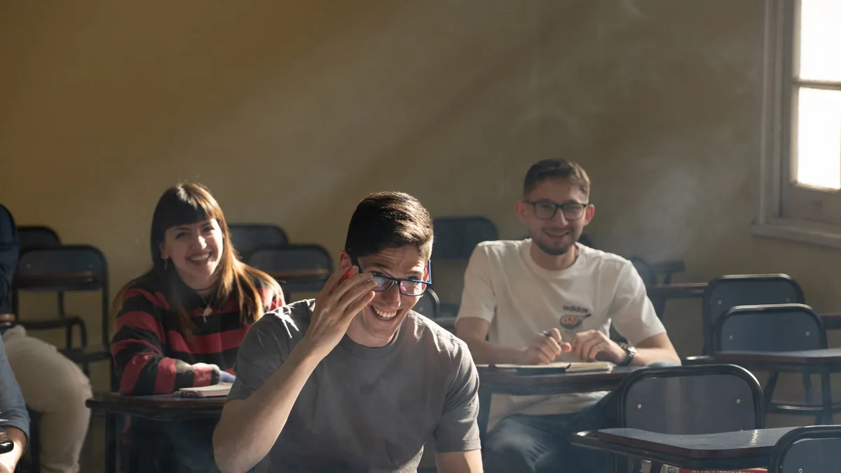 Gövde görselinde öğrencilerin bilgisayar ekranında yapay zeka ile video düzenleme süreci yer alıyor