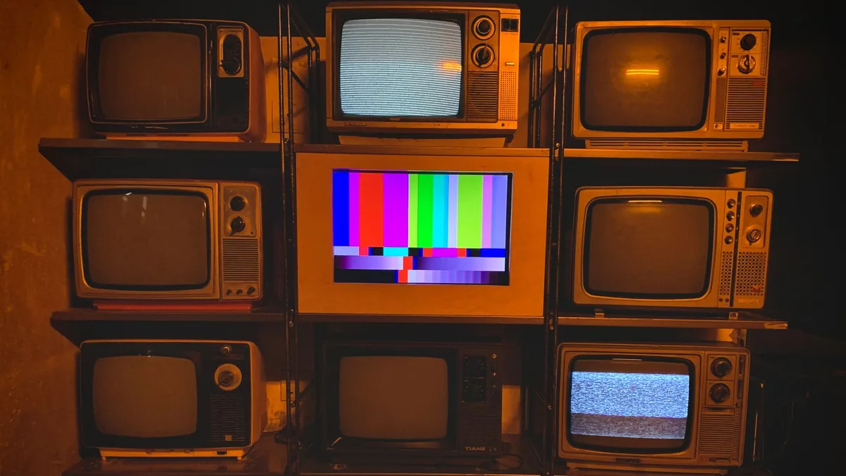 Kablo bağlantısı ve cihazların HDMI-CEC uyumunun gösterildiği illüstrasyon