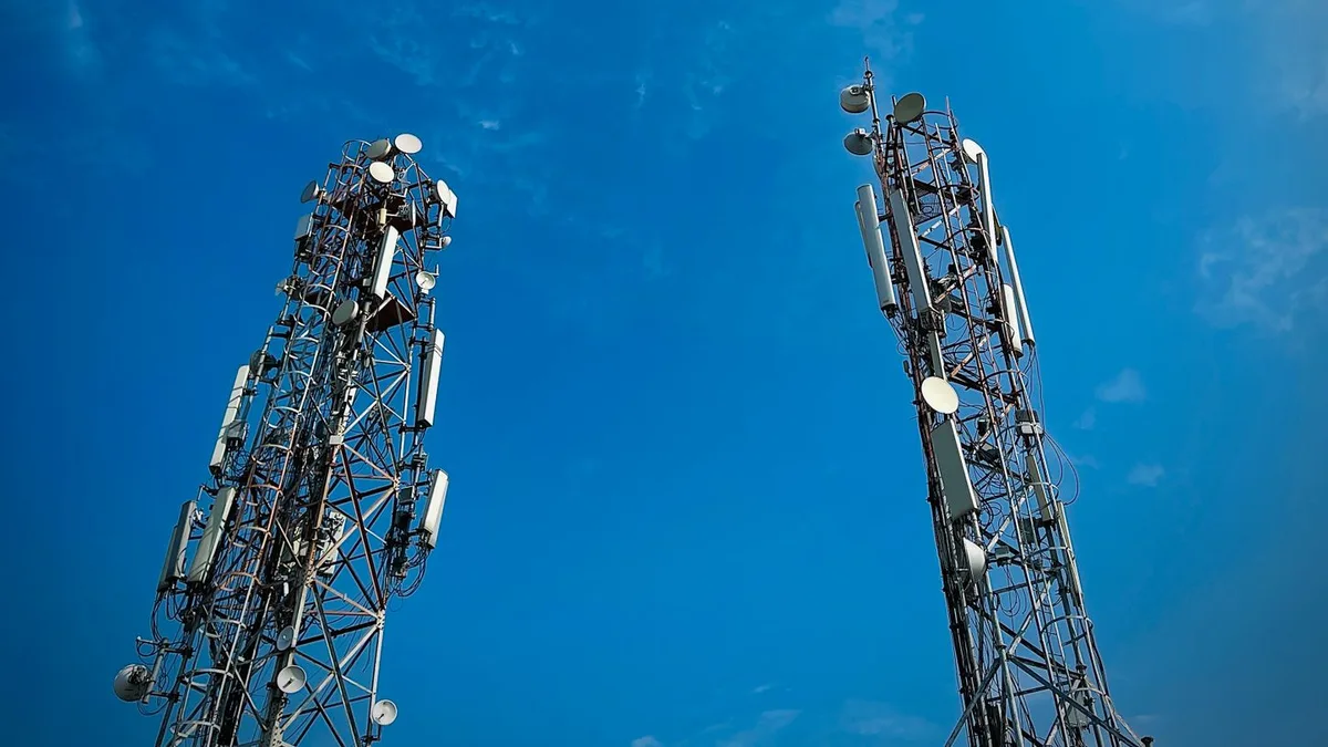 kutu içinde telefon simgelerinin spam işaretleriyle dolu görsel