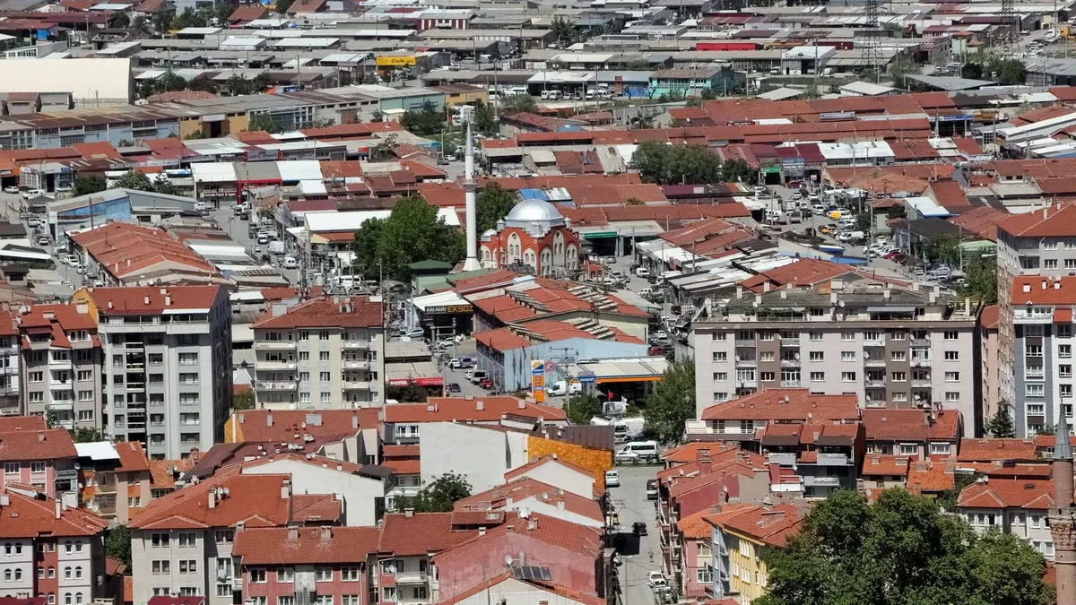 Gövde görseli 1: YÜKSEK KAMERA MODÜLÜ ön planda, cihazın arka yüzeyi ve kamera yapısı net şekilde görünür