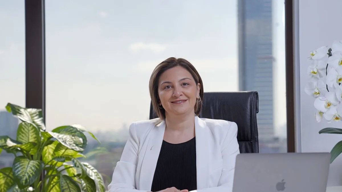 Otonom sürüş yazılımı simülasyonu gösteren monitörler ve tasarım tabloları üzerinde odaklanmış bir ekip.