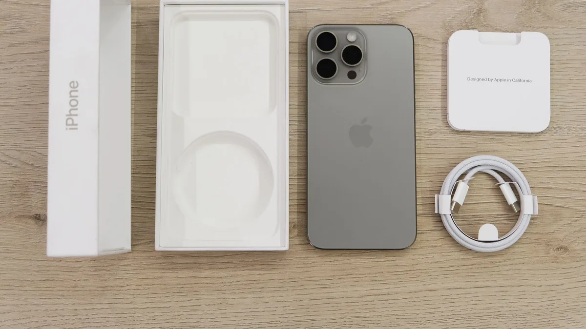 Gövde görsel 1: AT&T ağ simgesi ile birlikte iPhone 18 Pro Max üzerinde teknik destek notu ekrana yansıyor