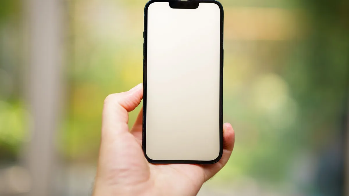 Gövde görselinde bir kullanıcı iPhone ekranında ayarları düzenlerken görülüyor