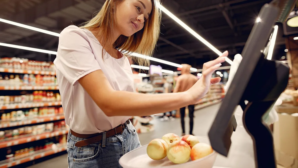 Gövde görselinde bir alışveriş sepeti ve iPhone Duo kutusu kombinasyonu