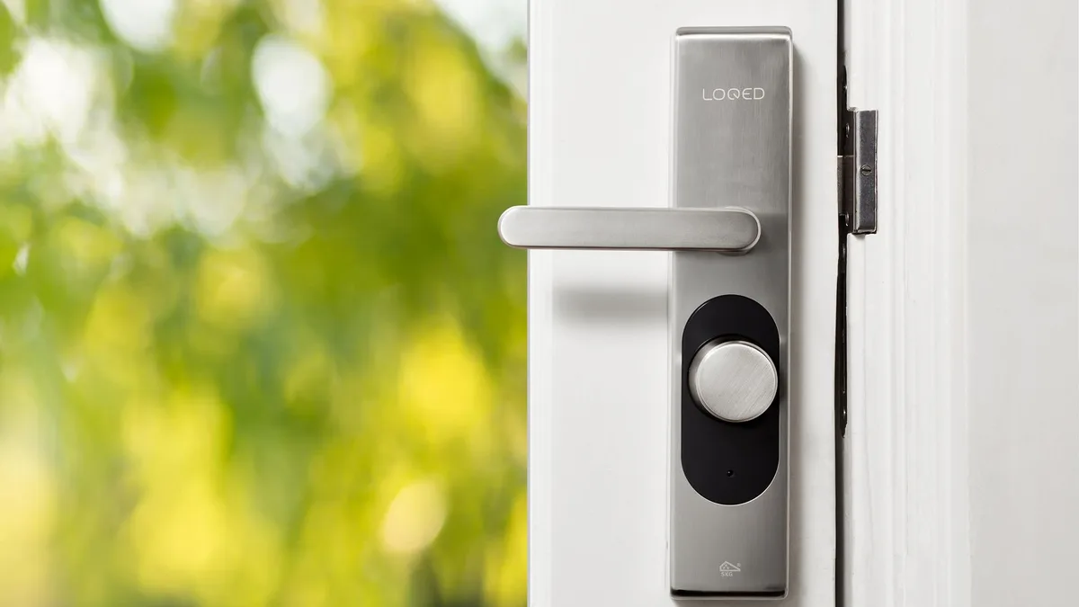 Gövde görsel 1: LG Smart Deadbolt Lock’un yakın çekimi; kilidin üzerinde döner kilit mekanizması görülüyor