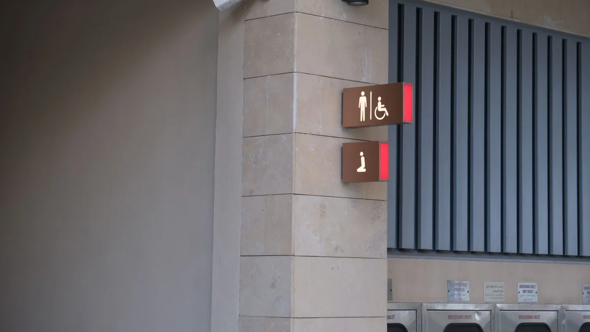 Gövde görsel 2: LG Thermostat ve sensörün yan yana bulunduğu ev içi kurulum sahnesi