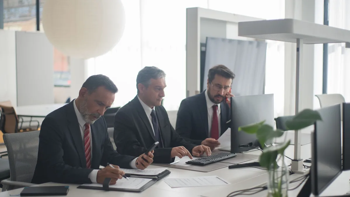 Kurumsal güvenlik ekibi bilgisayar ekranı önünde planlama yapıyor