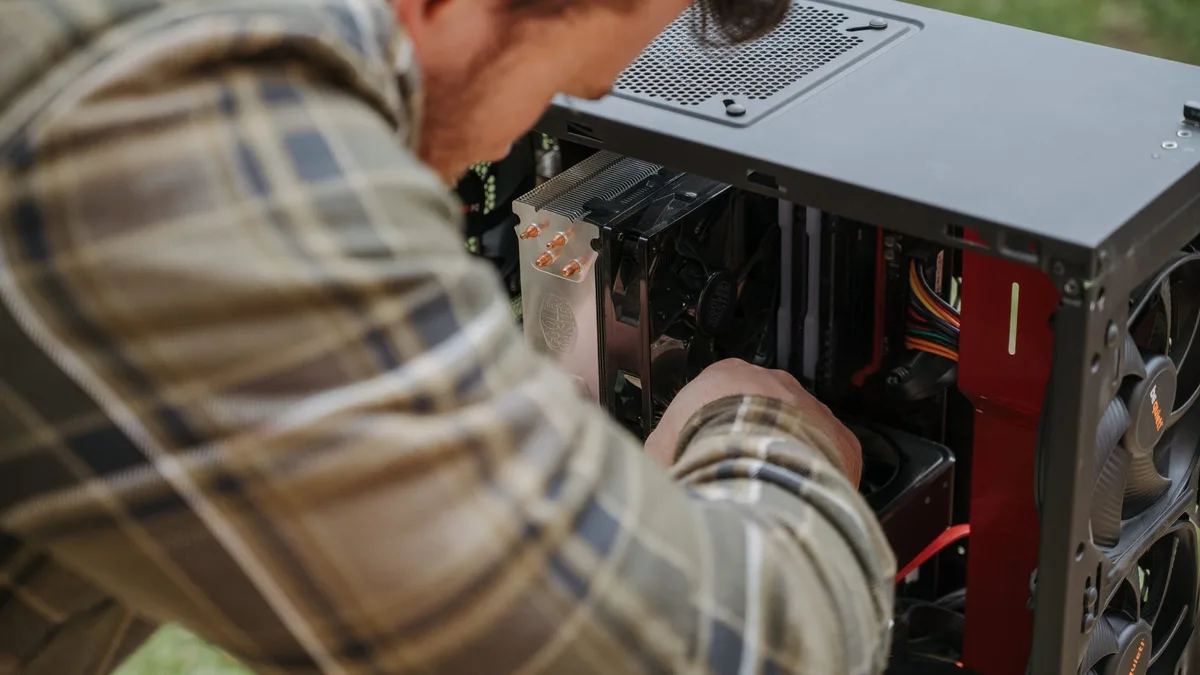Gövde görselinde CPU soğutucusu ve anakart arasındaki bağlantıyı gösteren yakın çekim