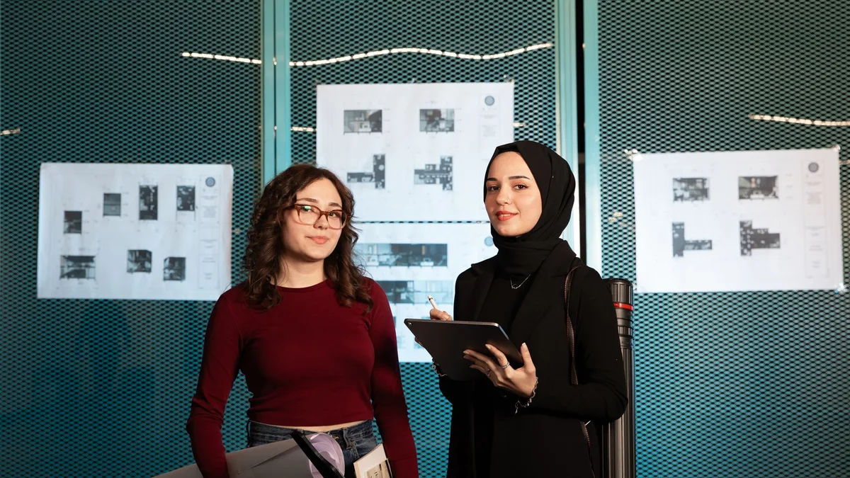 Gövde görsel 2: Ekip halinde toplantı esnasında doküman üzerinde çalışılıyor