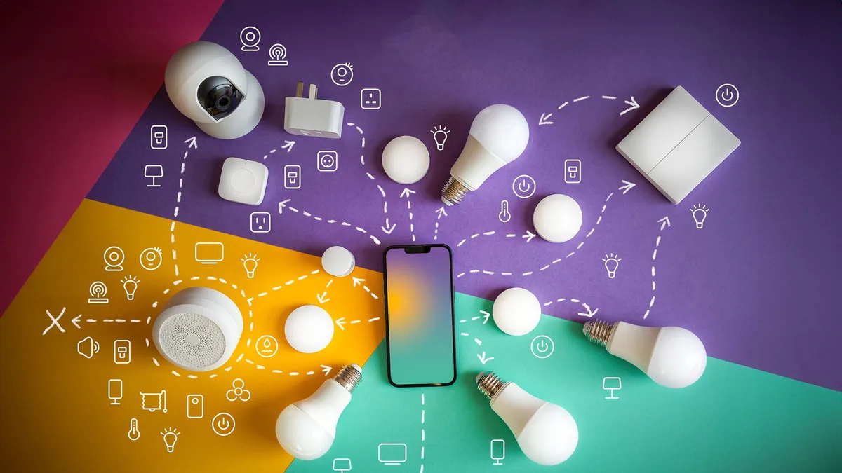 Bir masa üzerinde birden fazla Google Home hoparlörüyle arka planda ağ trafiğini temsil eden grafik