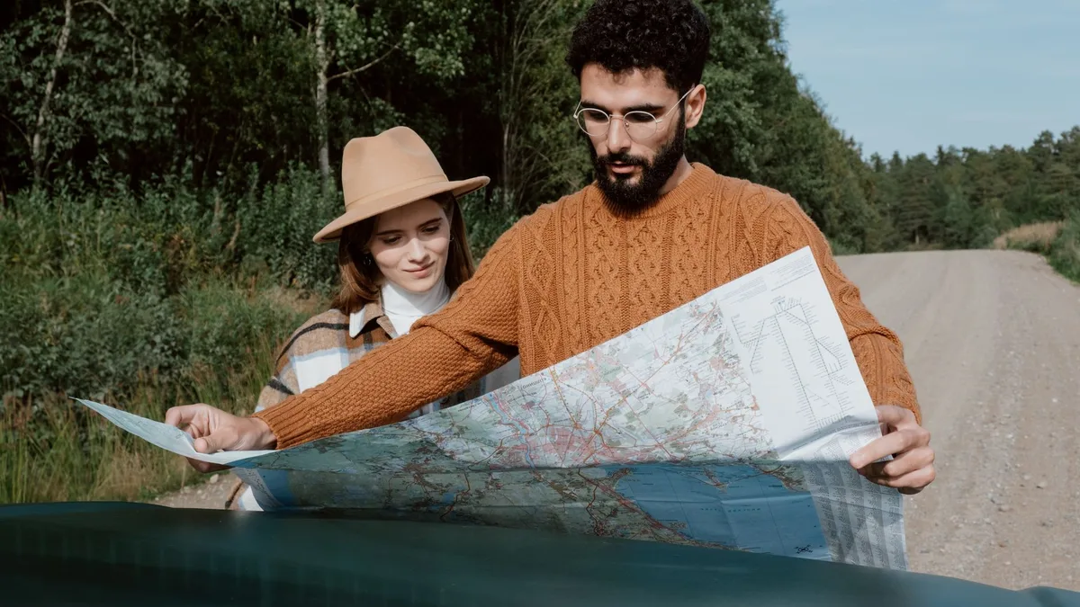 Gövde Görsel 2: Yol hattı boyunca kırmızı-turuncu yaprakların yer aldığı bir arka plan