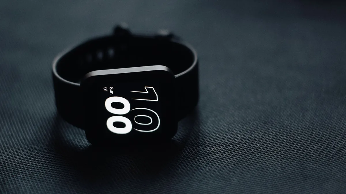 İkinci gövde görselde Pixel Watch 5'in daha büyük ekranı ve kullanıcının etkileşimi gösteriliyor