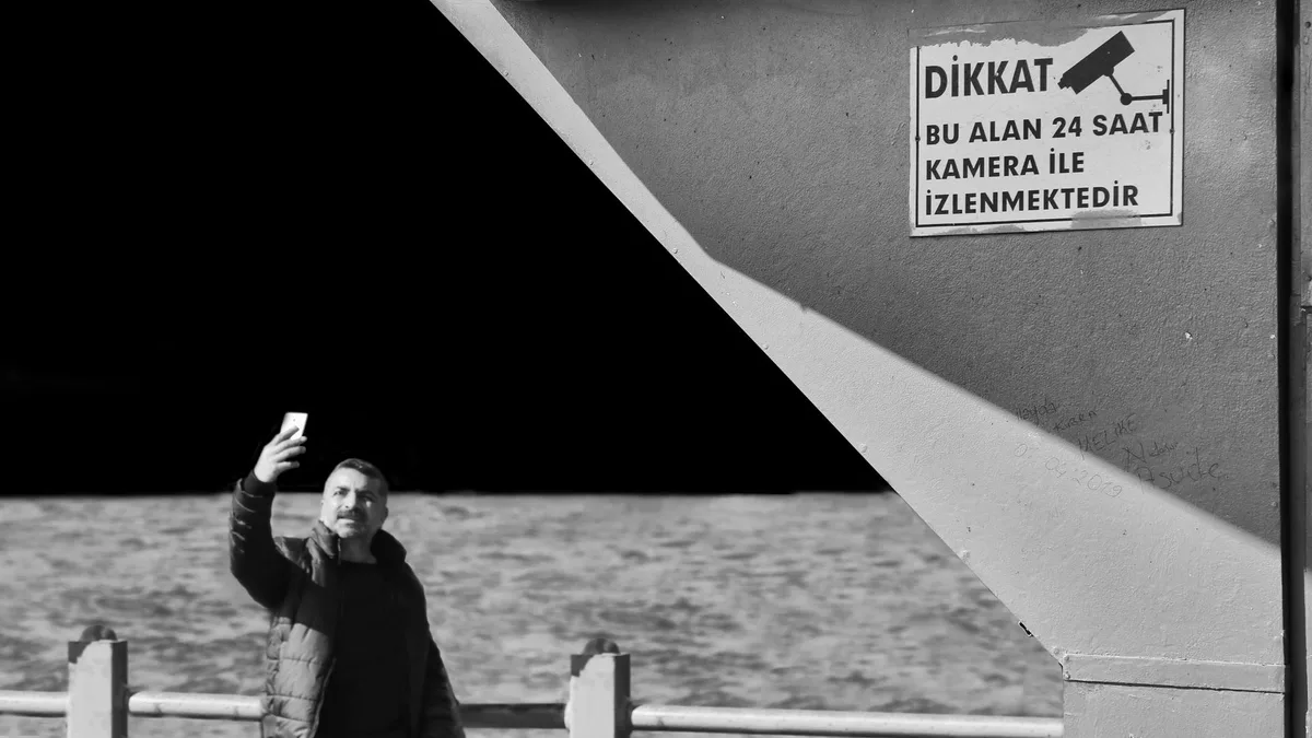 İkinci gövde görseli: Şehrin haritasında çeşitli kamera ikonlarının bulunduğu bir bölge.