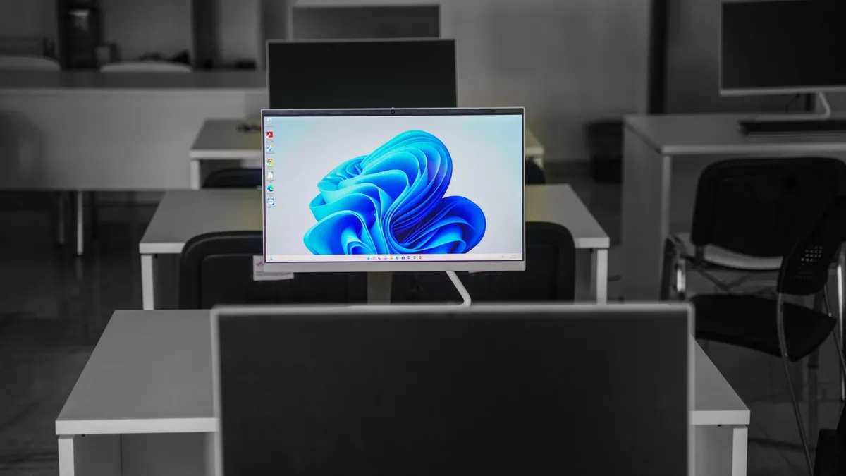 İkinci gövde görseli: Kullanıcının Windows masaüstünde lisans aktivasyonu ekranı