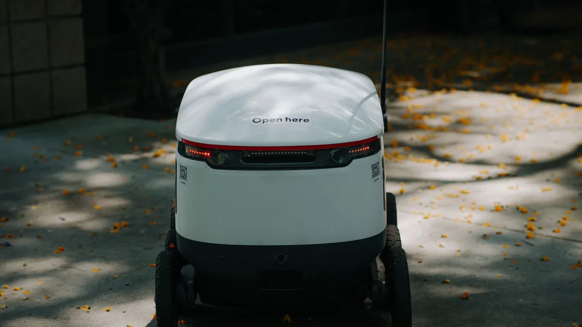 İkinci gövde görselinde robotun kullanıcıyla etkileşime girdiği an