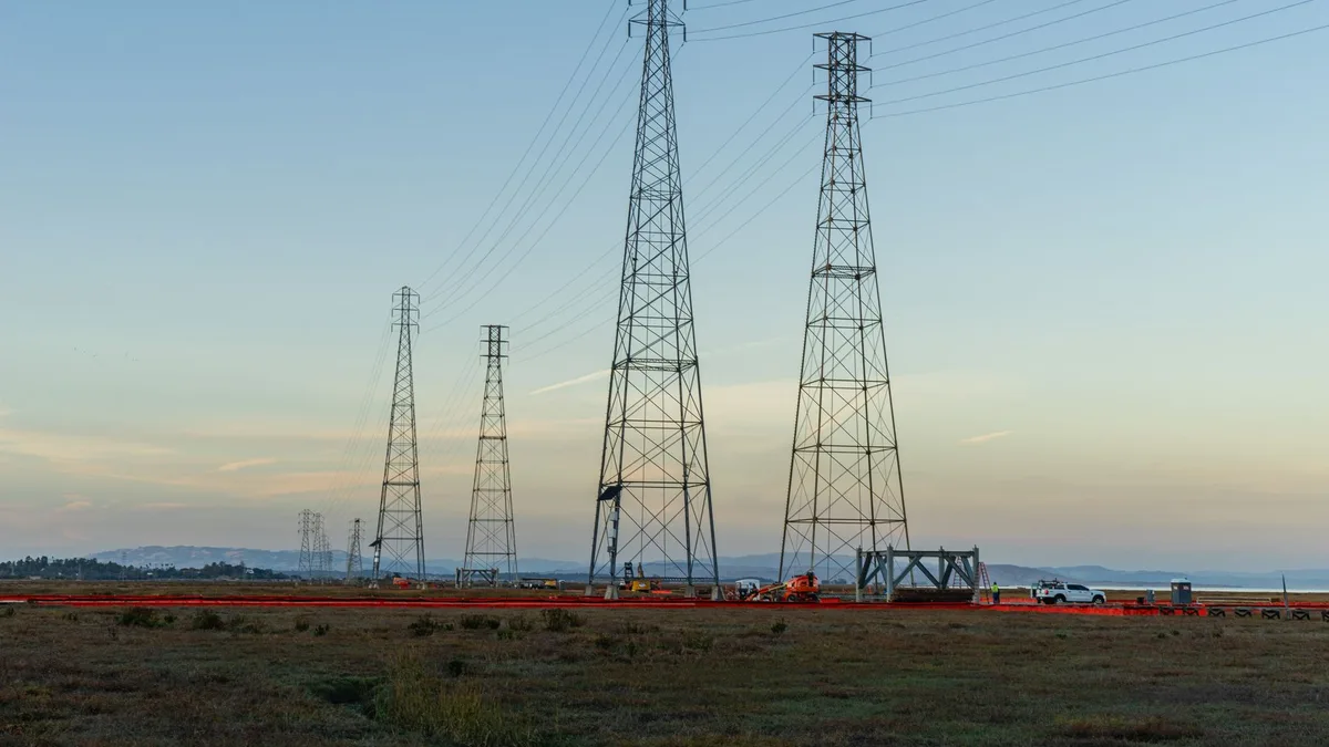Güneş paneli ve enerji depolama tesisine yakın bir veri merkezi kampüsü