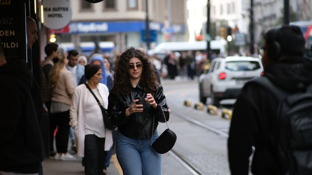 İkinci gövde görselinde cihazın yeniden katlanma mekanizması ve ince tasarımı gösteriliyor