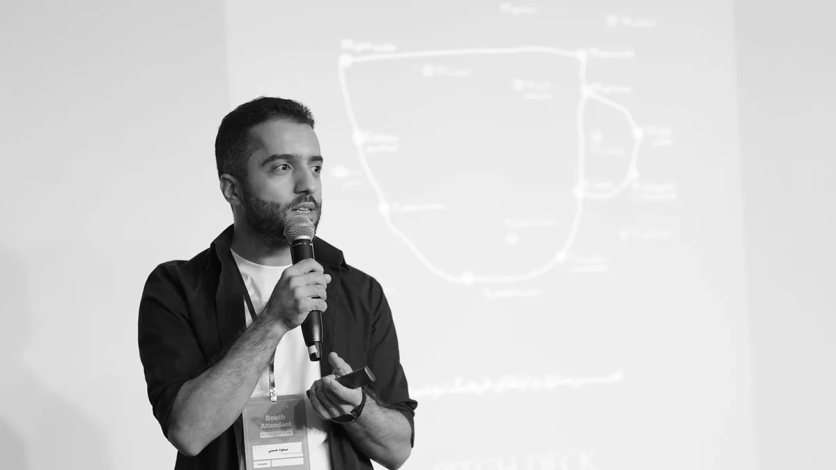 Gövsel görseli 2: Pitch Showcase sahnesinde bir startup ekibi sunum yapıyor.