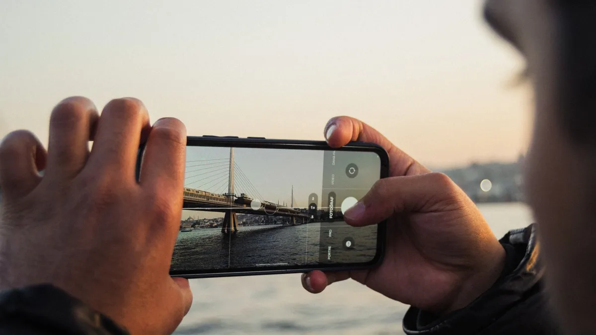 Gövde görsel 1: iPhone portre modu testinde cilt tonları ve arka plan bulanıklığı örneği
