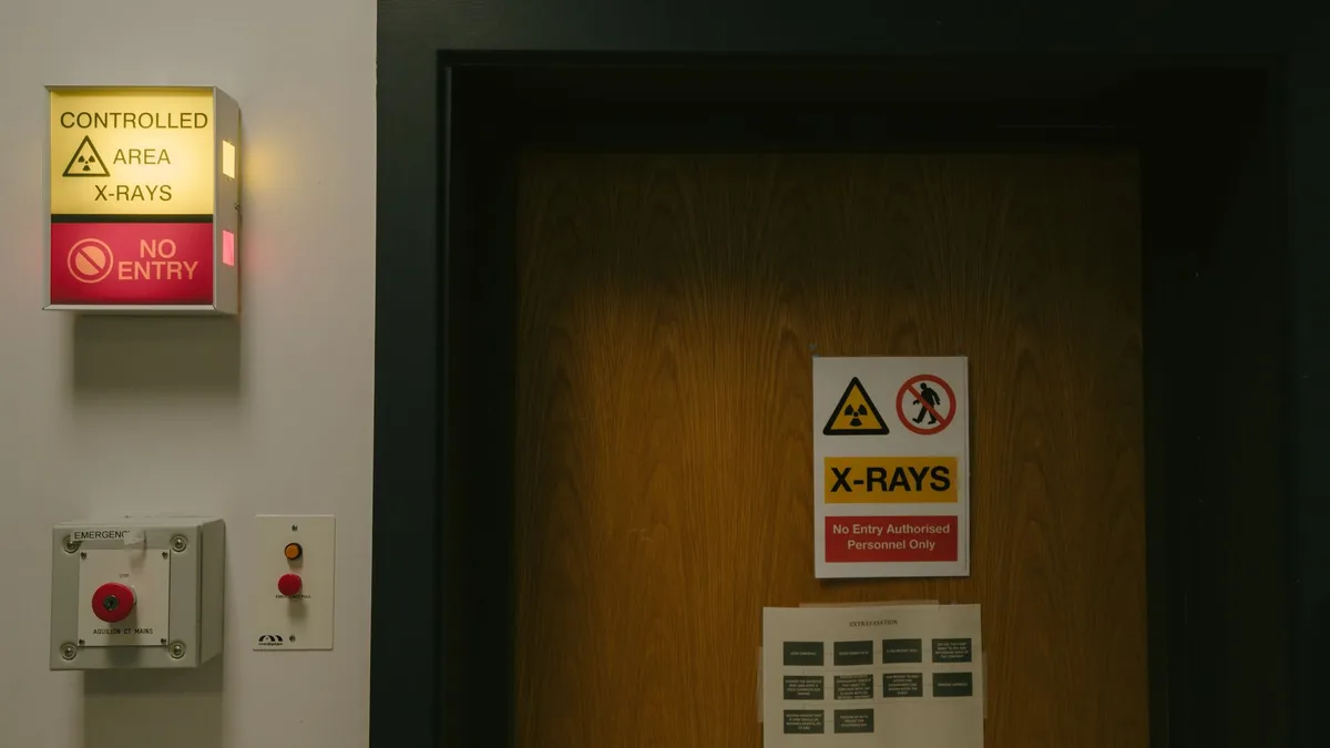 Gövde görseli: büyük ekran ve kod akışıyla güvenlik analiz paneli