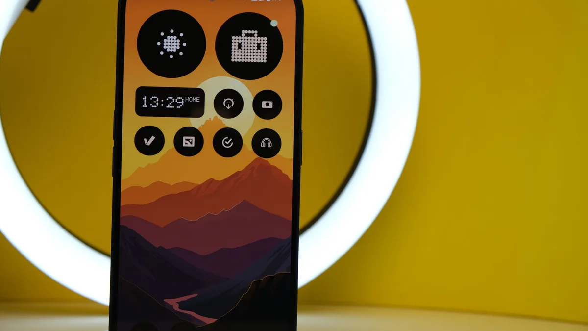 Gövde görseli: Kullanıcının elinde telefonla duvar kağıdı seçme süreci